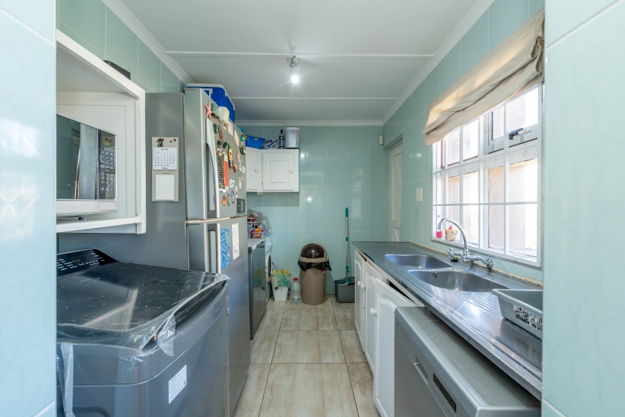 8 Bedroom Property for Sale in Middedorp Western Cape